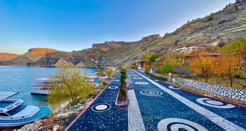 Eğil’deki baraj kıyısı yenilenen yüzüyle ziyaretçilerini bekliyor