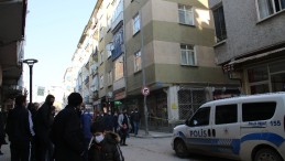 Elazığ’da depremde hasar alan orta hasarlı bir bina tahliye edildi