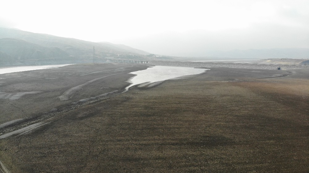 Elazığ’da sular çekildi, barajı besleyen koca nehir dereye döndü