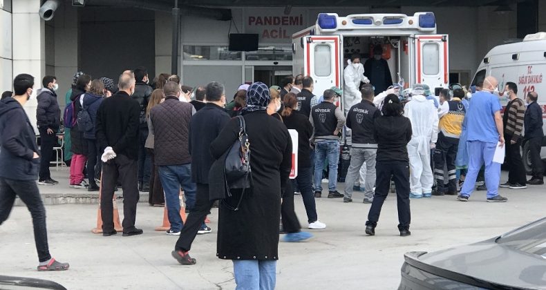 Entübe olan erkek hemşireyi sağlık çalışanı arkadaşları uğurladı