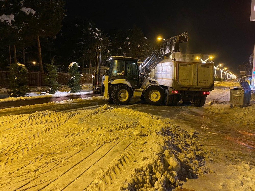 Erciş Belediyesi kar temizleme çalışmalarını sürdürüyor