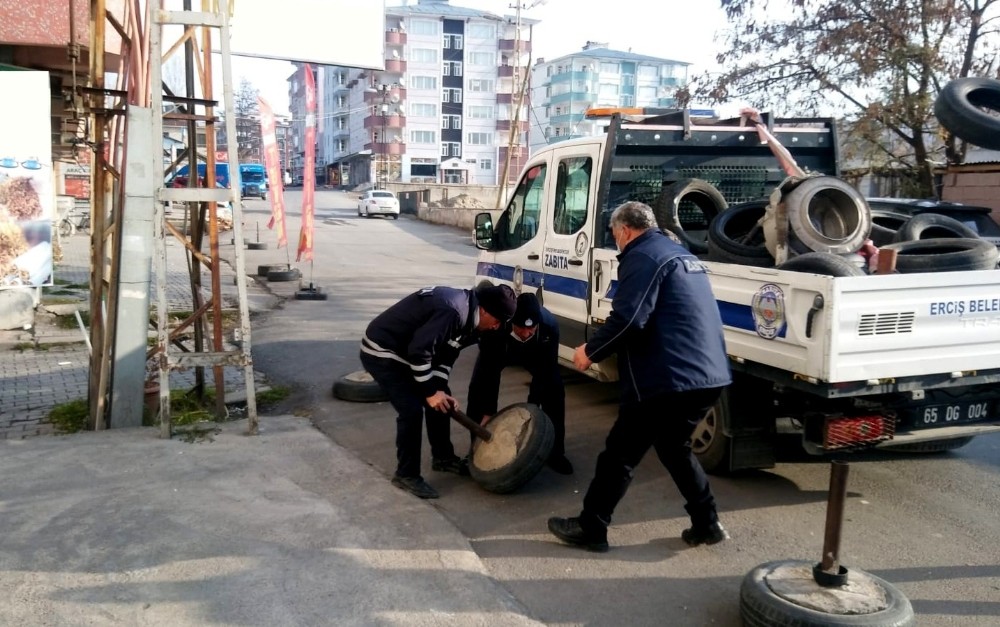 Erciş Belediyesi zabıta ekipleri yol ve kaldırım işgaline yönelik çalışma yaptı