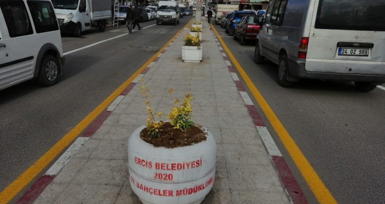 Erciş Belediyesinden caddelerde dekoratif çalışmalar