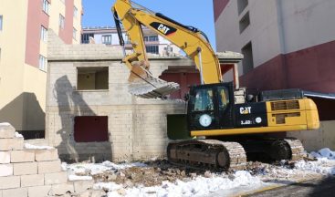 Erciş’te metruk binaların yıkımına devam ediliyor