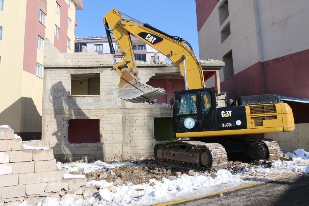 Erciş’te metruk binaların yıkımına devam ediliyor