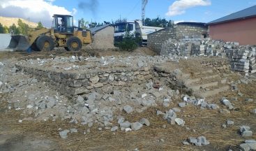 Erciş’teki metruk binaların yıkımı sürüyor