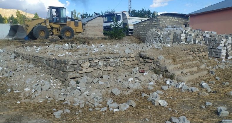 Erciş’teki metruk binaların yıkımı sürüyor