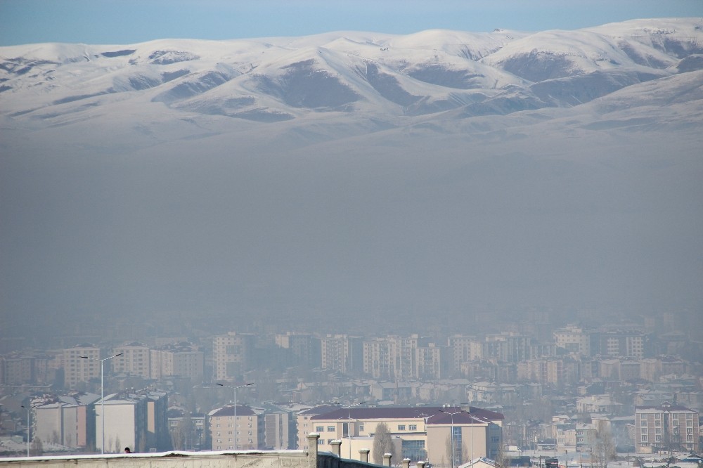 Erzurum’da hava kirliliği siyah bulutlar oluşturdu