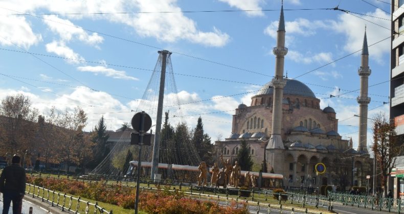 Eskişehir’de güneş yazdan kalma bir gün yaşattı
