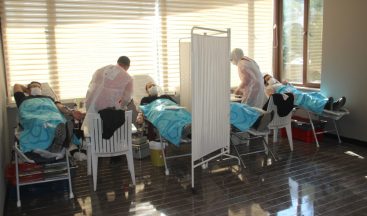 Evden çıkamadılar site bahçesinde kan bağışında bulundular