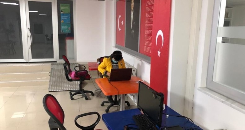 Evlerinde internet olmayan çocuklar buraya akın ediyor