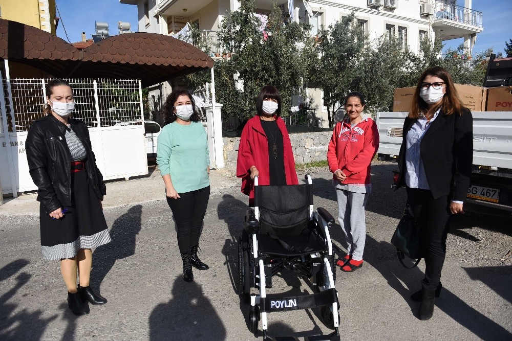 Fethiye’de 8 engelli vatandaşa akülü sandalye hediye edildi