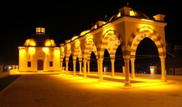 Finike Eroğlu Nuri Cami, amber rengi ile aydınlatıldı
