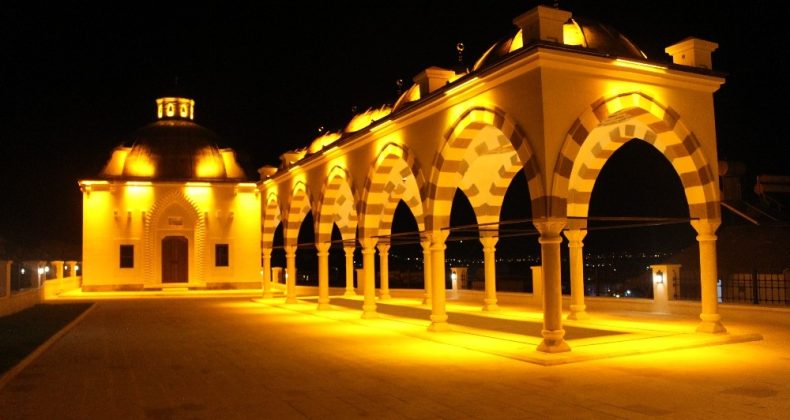 Finike Eroğlu Nuri Cami, amber rengi ile aydınlatıldı