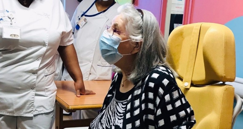 Fransa’da ilk Covid-19 aşısı 78 yaşındaki kadına yapıldı