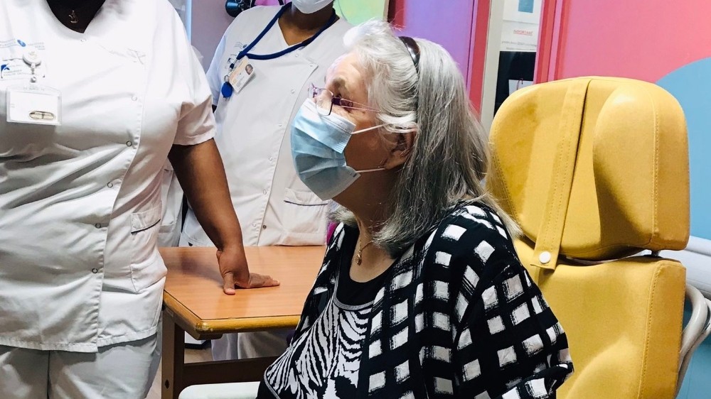 Fransa’da ilk Covid-19 aşısı 78 yaşındaki kadına yapıldı