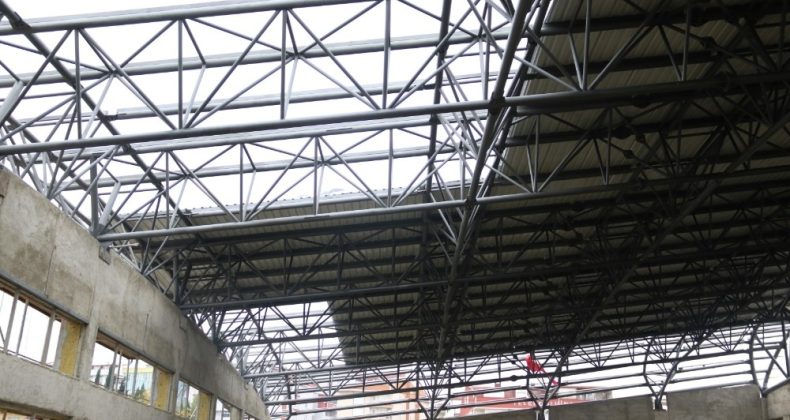 Gebze’deki yüzme havuzunda çatı montajı yapılıyor