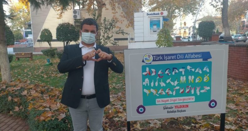 Gölbaşı ilçesinin belirli bölgelerine işaret dili tabelası yerleştirdi