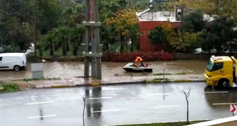 Göle dönen yolda jet ski keyfi