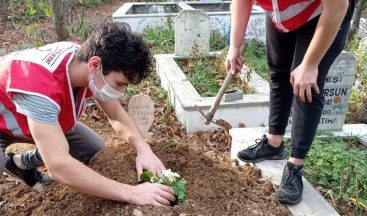 Gönüllü gençler mezarlık temizledi