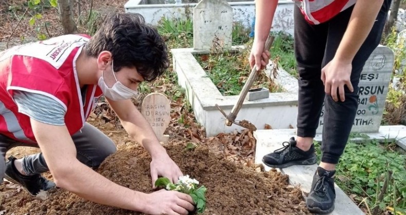 Gönüllü gençler mezarlık temizledi
