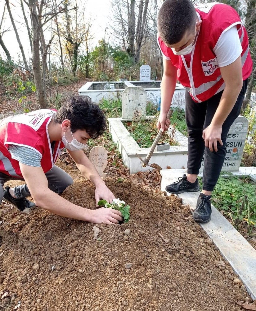 Gönüllü gençler mezarlık temizledi