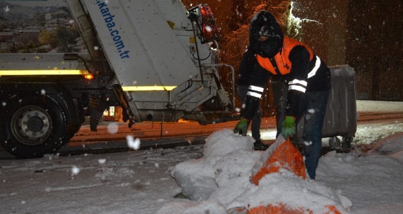 Hakkari Belediyesinin kar mesaisi başladı