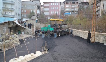 Hakkari’de ara sokaklara asfalt serildi