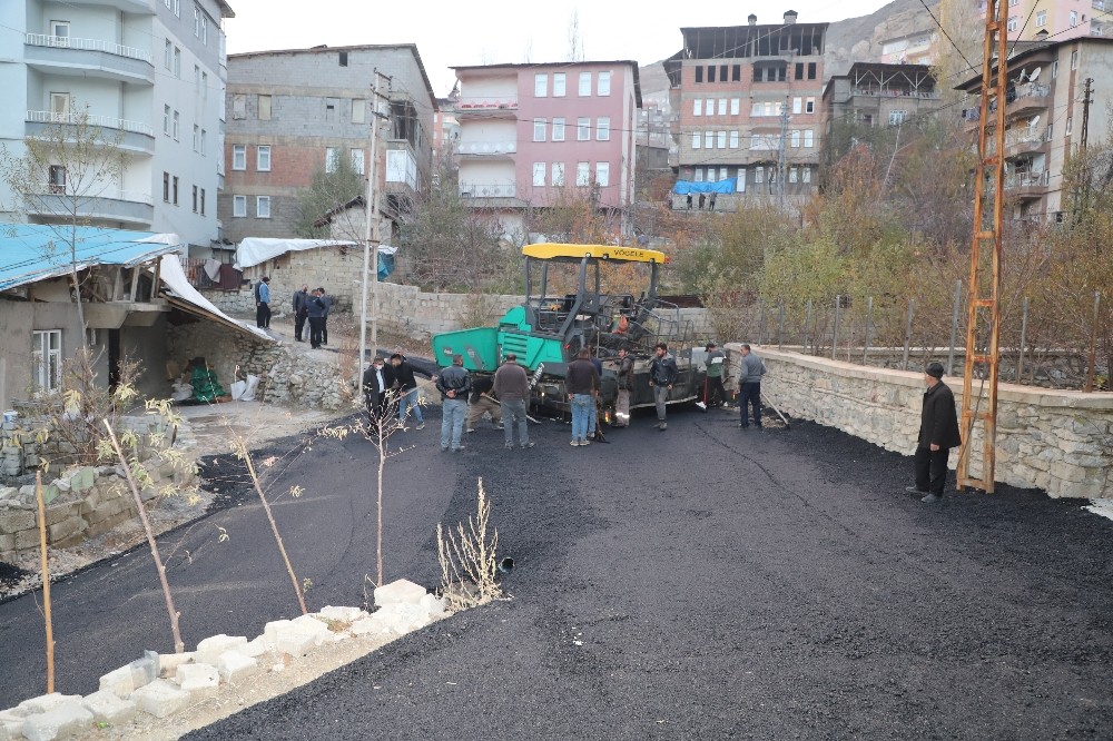 Hakkari’de ara sokaklara asfalt serildi