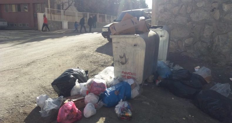 Hakkari’de çöplerin zamansız bırakılmasına tepki