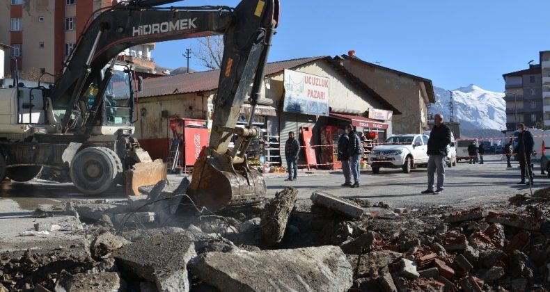 Hakkari’de tıkanan eski menfez yenilendi