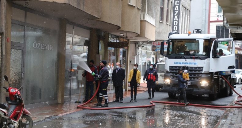 Hakkari’de yollar tazyikli suyla yıkandı