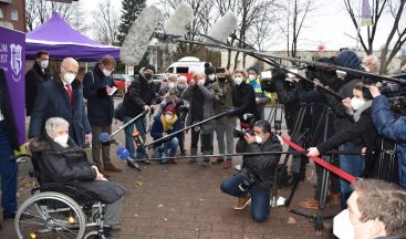 Hamburg’da ilk Covid-19 aşısı 84 yaşındaki kadına yapıldı