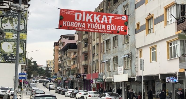 Hatay’da “Dikkat korona yoğun bölge” yazılı afişler asıldı
