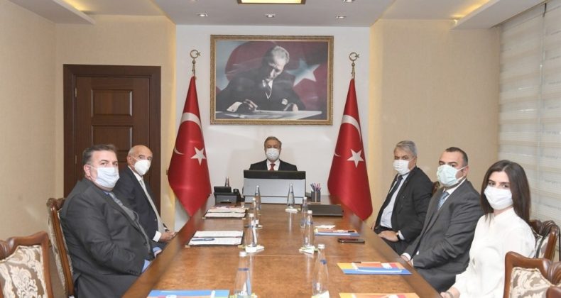 Hayırsever iş insanının yaptıracağı okul için imzalar atıldı