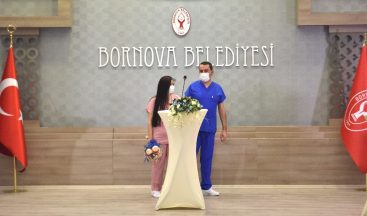 Hemşire önlüğü gelinlik, ambulans ise gelin arabası oldu