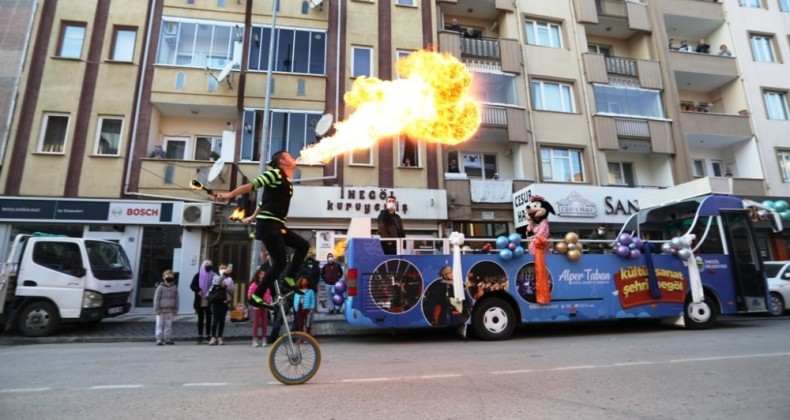İnegöl’de sokak kısıtlamasını sanat otobüsü renklendiriyor