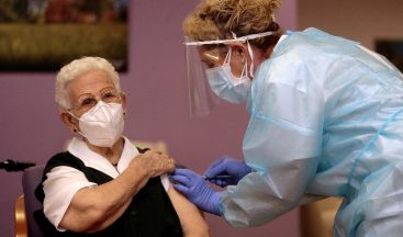 İspanya’da ilk Covid-19 aşısı 96 yaşındaki kadına yapıldı