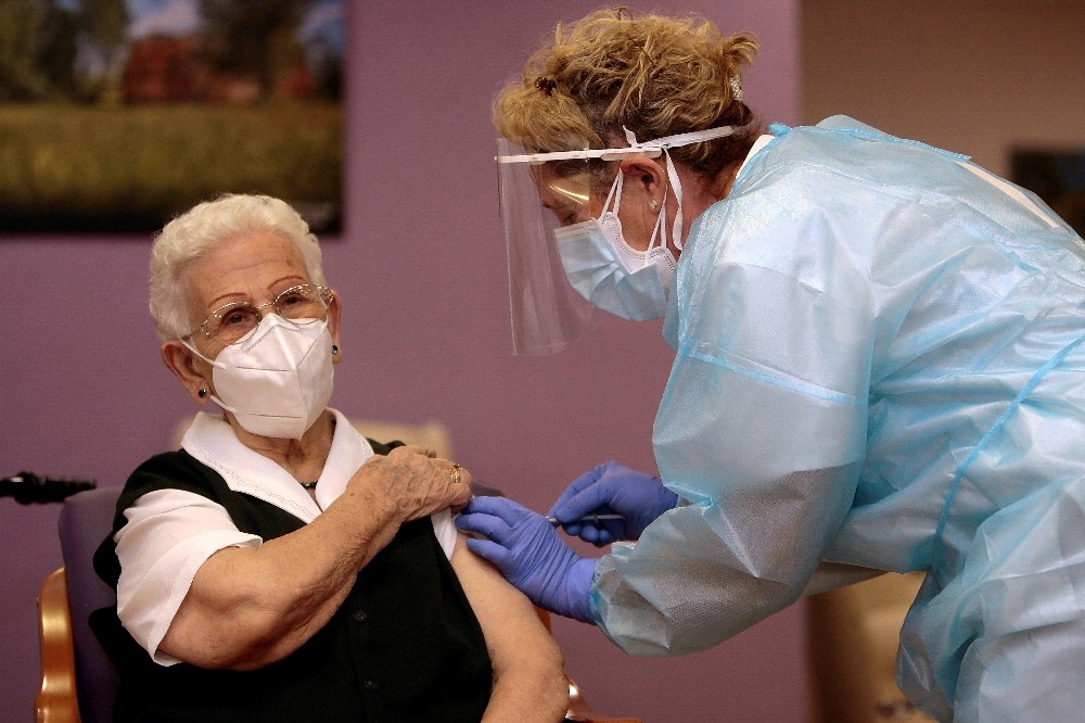 İspanya’da ilk Covid-19 aşısı 96 yaşındaki kadına yapıldı