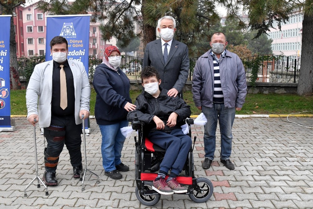 Isparta Belediyesi yürüme engellilere 100 adet akülü tekerlekli sandalye hediye etti
