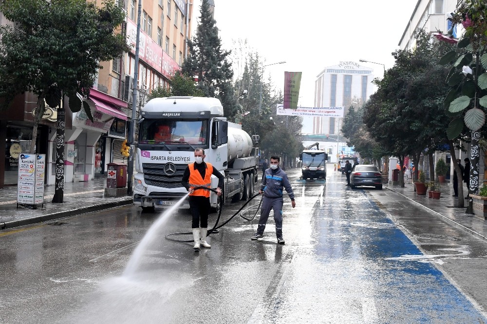 Isparta’da caddeler dezenfektanlı su ile yıkandı