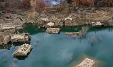 Isparta’da sular altında kalan köy evlerinde seyirlik görüntüler