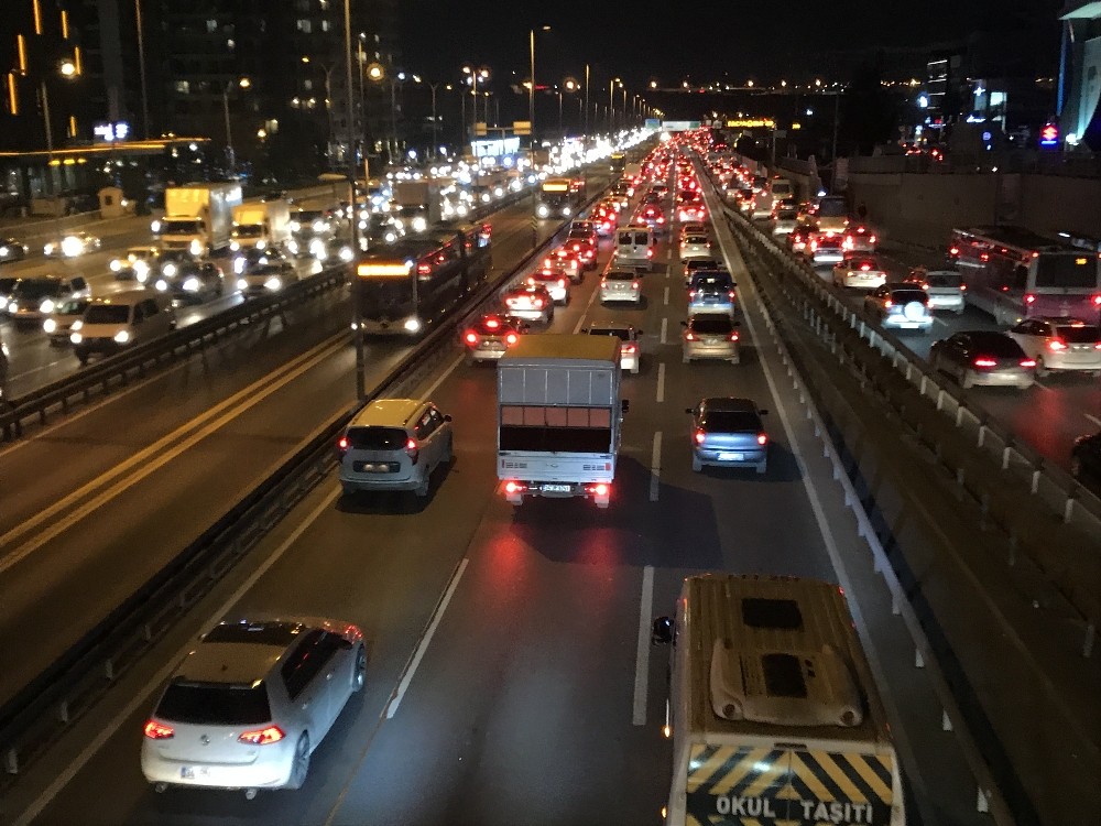 İstanbul’da mesai bitiminde trafik yoğunluğu yüzde 67’ye çıktı