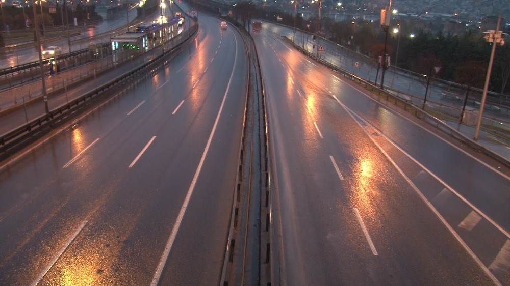 İstanbul’da yollar sokağa çıkma kısıtlamasında boş kaldı