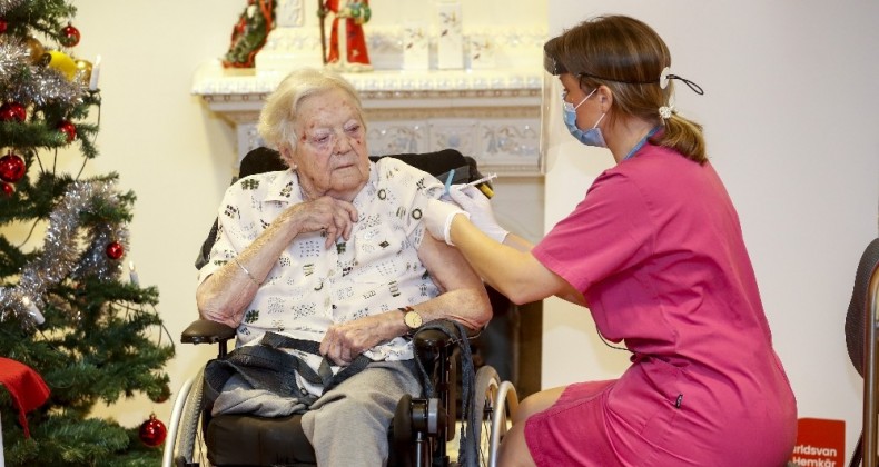 İsveç’te ilk Covid-19 aşısı 91 yaşındaki Johansson’a yapıldı