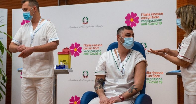 İtalya’da ilk Covid-19 aşıları yapıldı