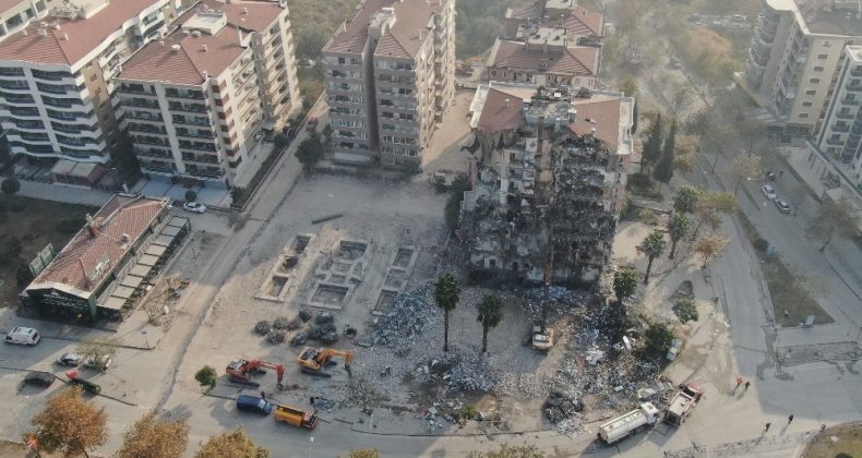 İzmir depreminin ardından ağır hasarlı binalardan 58’inin yıkımı tamamlandı