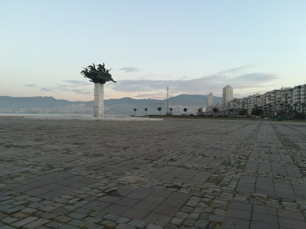 İzmir’de kısıtlamasının ilk gününde kenti sessizlik sardı