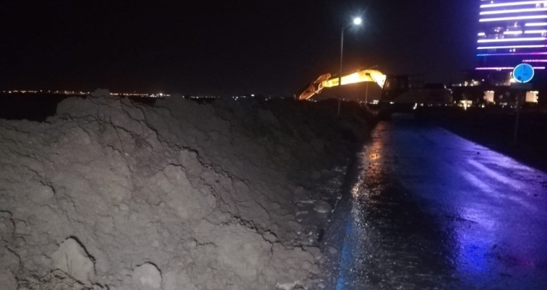 İzmir’de sahil bandına 2 kilometre kumdan set