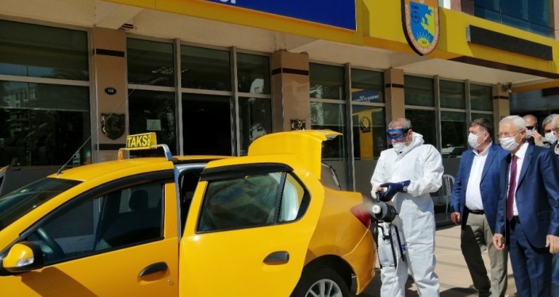 İzmir’de taksilere ayda 3 bin 200 litreden fazla dezenfektan